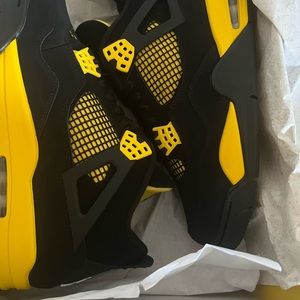 Jordan 4 Thunder